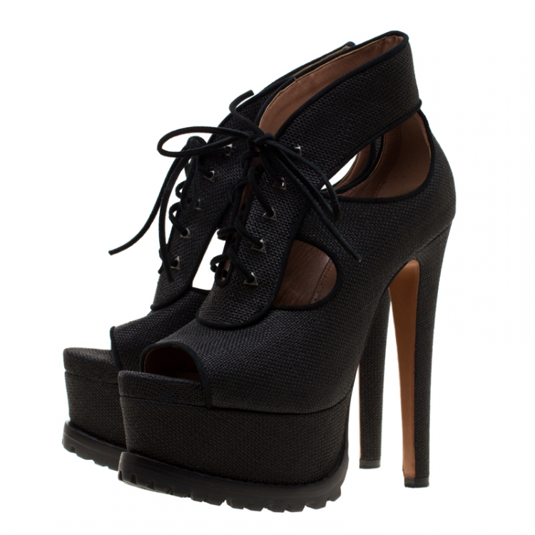 مملوكة مسبقًا Alaia Black Canvas Cut Out Lace Up Platform Booties Size 38.5
