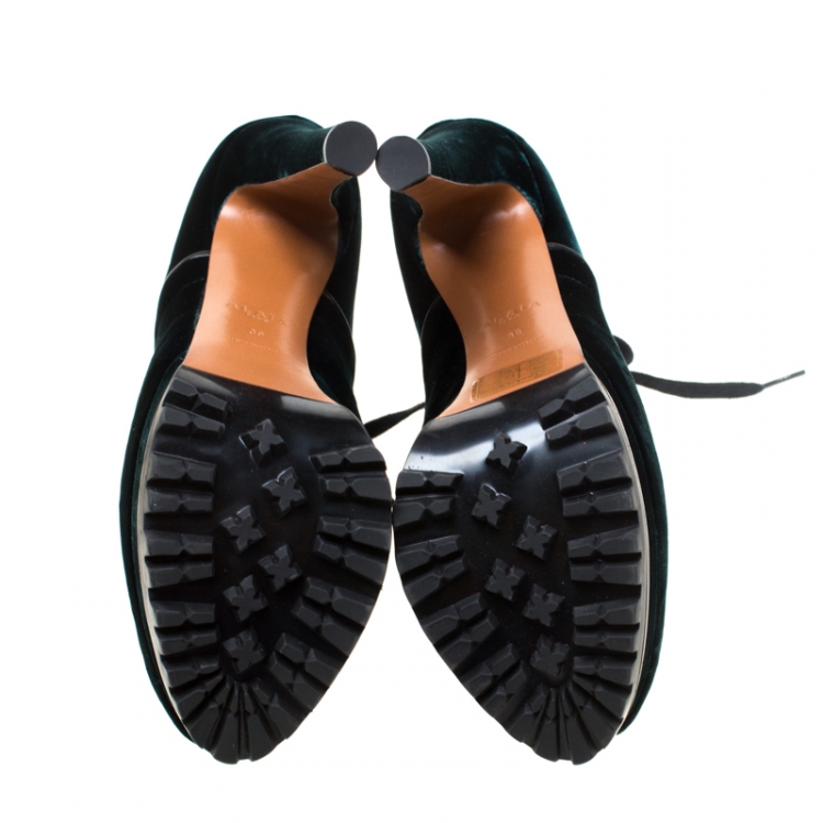 مملوكة مسبقًا Alaia Emerald Green Velvet And Black Leather Hiker Platform Lace Up Boots Size 39