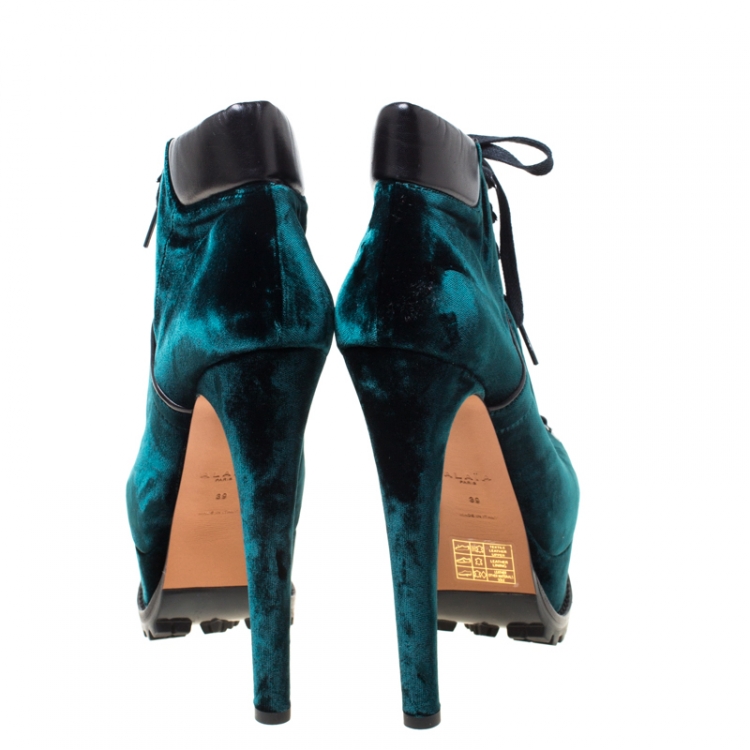 مملوكة مسبقًا Alaia Emerald Green Velvet And Black Leather Hiker Platform Lace Up Boots Size 39