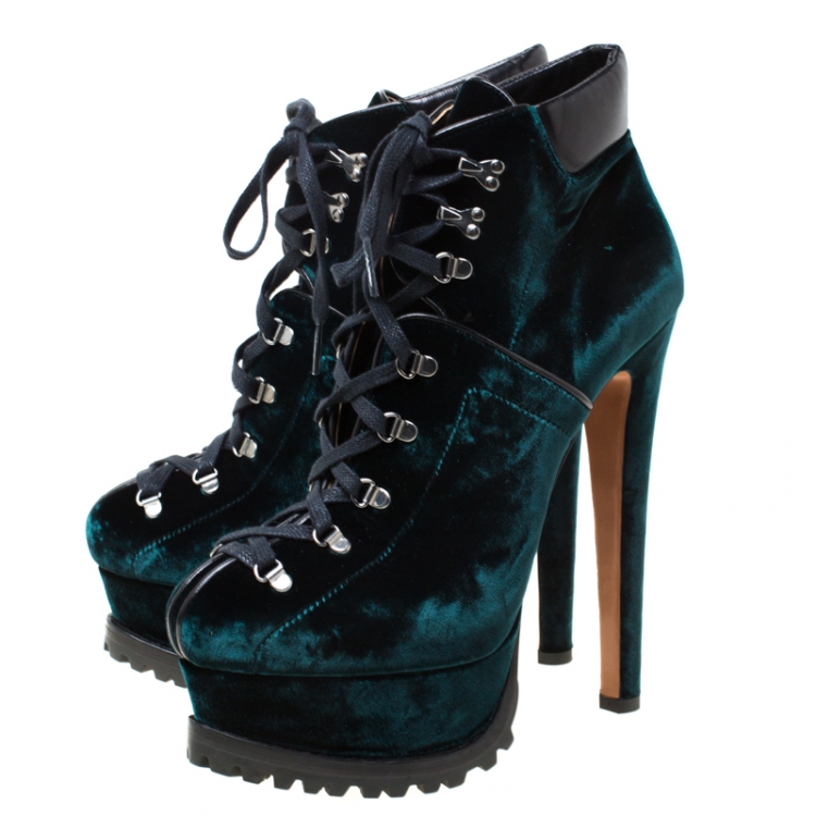 مملوكة مسبقًا Alaia Emerald Green Velvet And Black Leather Hiker Platform Lace Up Boots Size 39