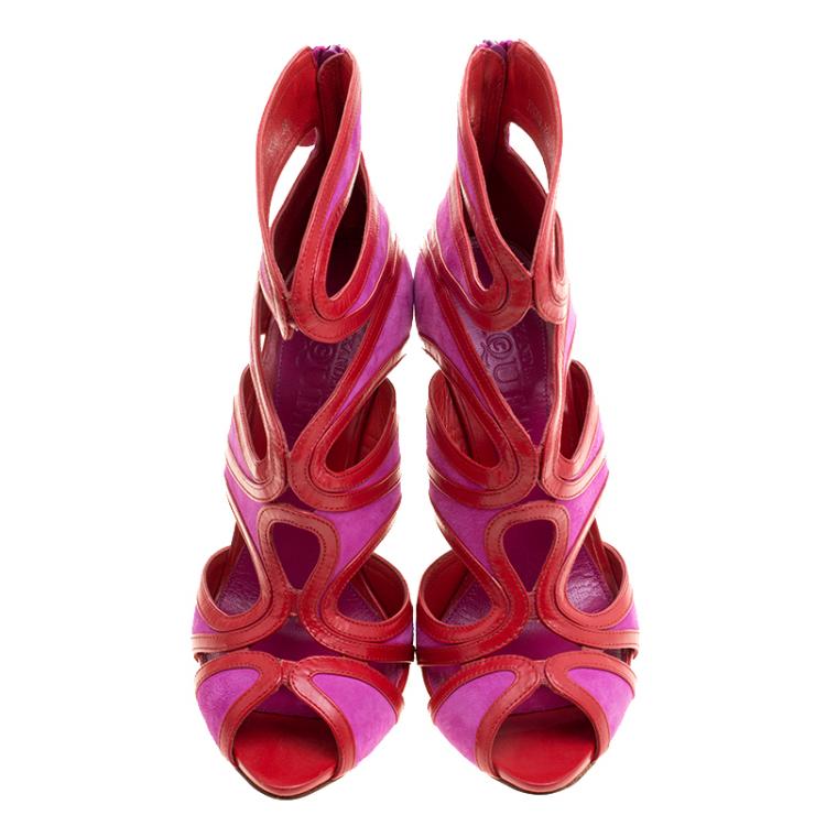 مملوكة مسبقًا Alexander McQueen Two Tone Suede and Leather Cut Out Peep Toe Sandals Size 38.5