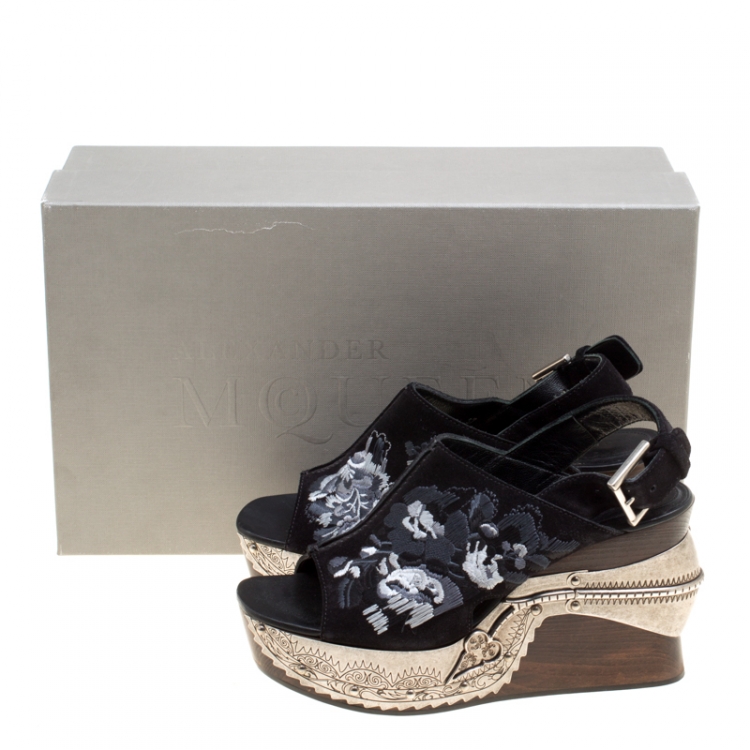 مملوكة مسبقًا Alexander McQueen Black Floral Embroidered Suede Metal Detail Wood Platform Sandals Size 37