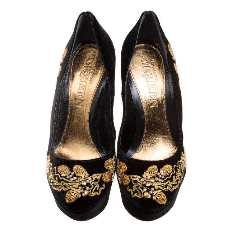 Pre Owned Alexander McQueen Black Embroidered Velvet Hamlet Wedge Platform Pumps Size 38.5