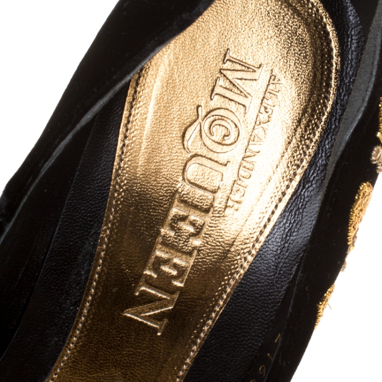 Pre Owned Alexander McQueen Black Embroidered Velvet Hamlet Wedge Platform Pumps Size 38.5