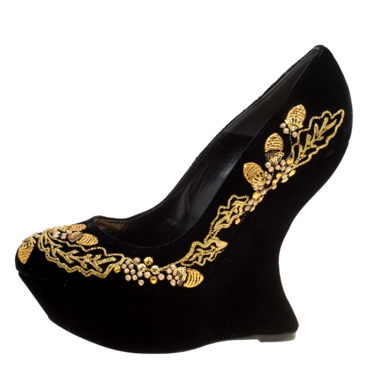 Pre Owned Alexander McQueen Black Embroidered Velvet Hamlet Wedge Platform Pumps Size 38.5