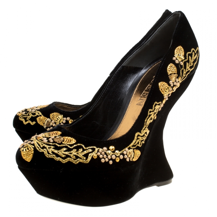 Pre Owned Alexander McQueen Black Embroidered Velvet Hamlet Wedge Platform Pumps Size 38.5