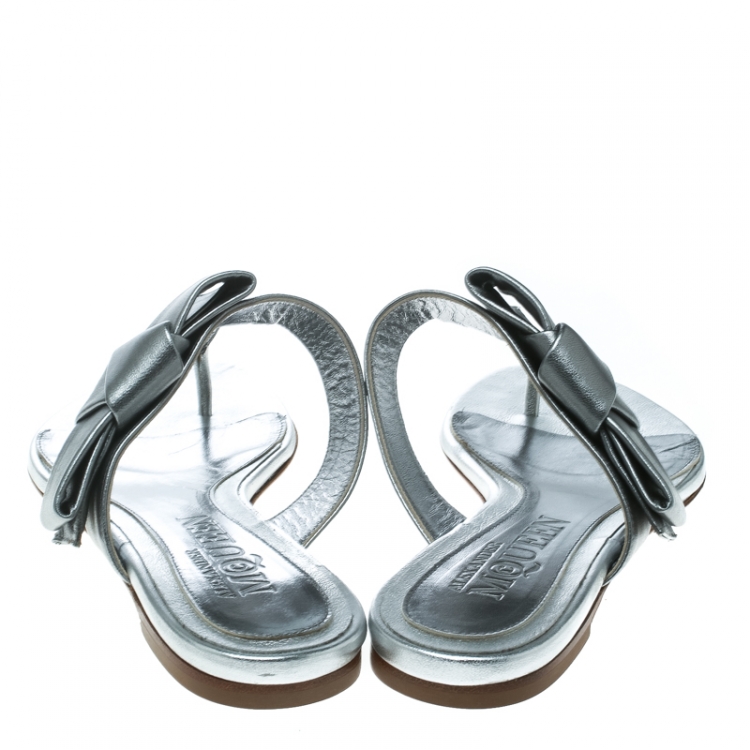 Pre Owned Alexander McQueen Metallic Silver Leather Flat Thong Sandals Size 38.5