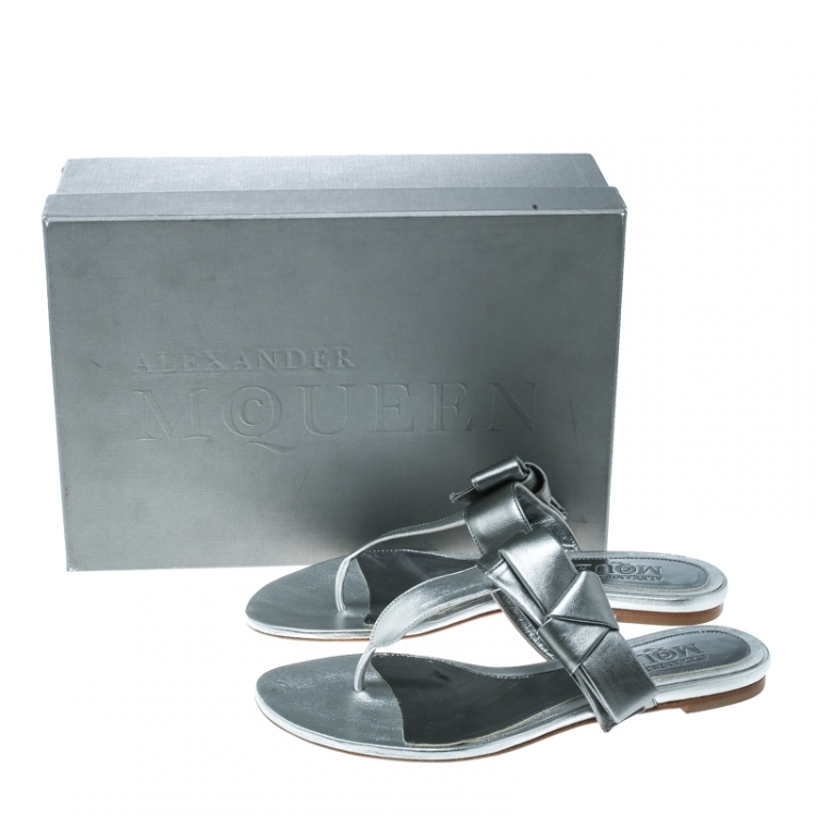 Pre Owned Alexander McQueen Metallic Silver Leather Flat Thong Sandals Size 38.5