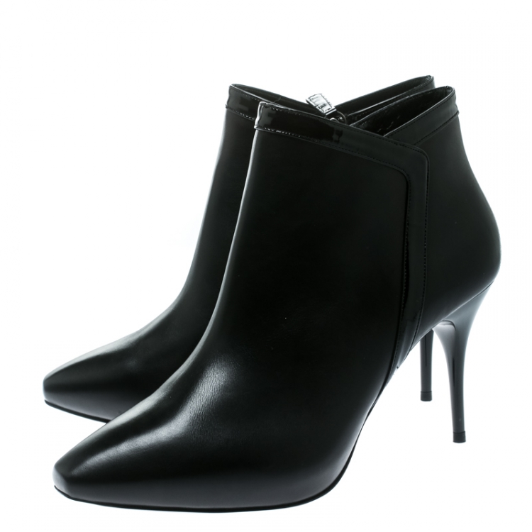 مملوكة مسبقًا Alexander McQueen Black Leather Ankle Booties Size 39
