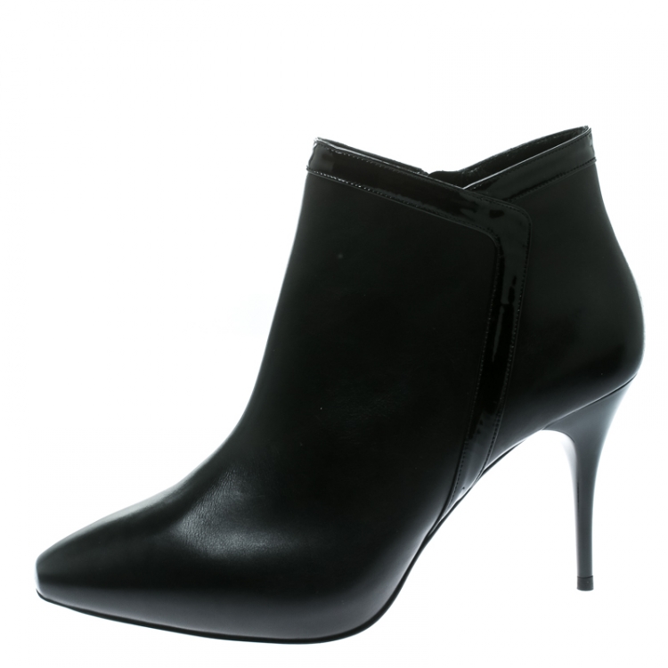 مملوكة مسبقًا Alexander McQueen Black Leather Ankle Booties Size 39
