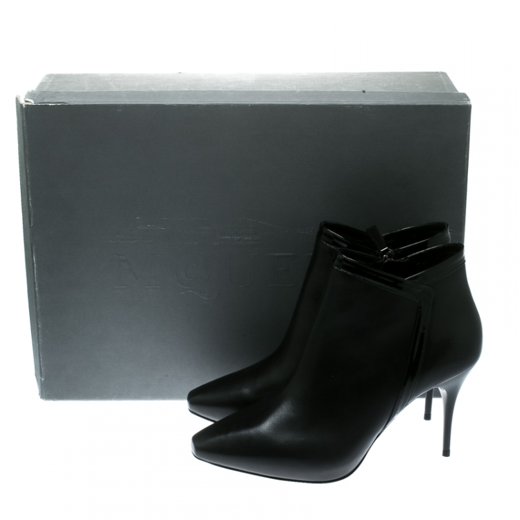 مملوكة مسبقًا Alexander McQueen Black Leather Ankle Booties Size 39
