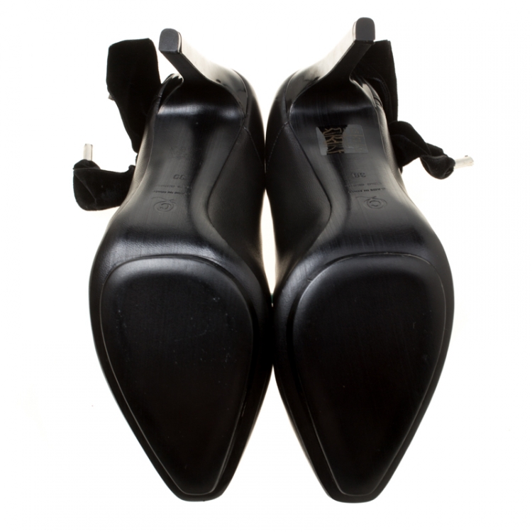 مملوكة مسبقًا Alexander McQueen Black Leather With Velvet Bow Platform Pumps Size 39