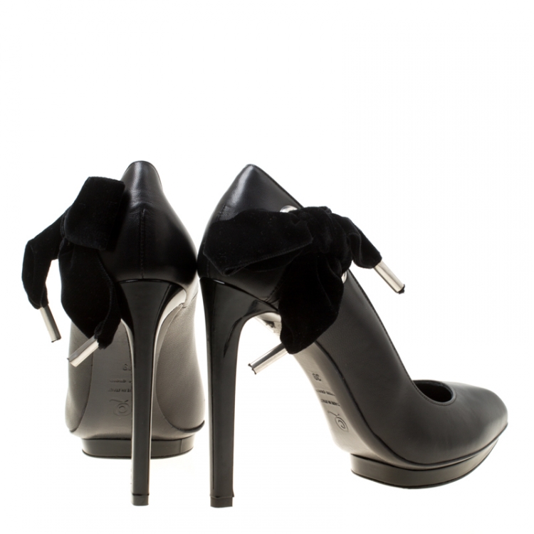 مملوكة مسبقًا Alexander McQueen Black Leather With Velvet Bow Platform Pumps Size 39