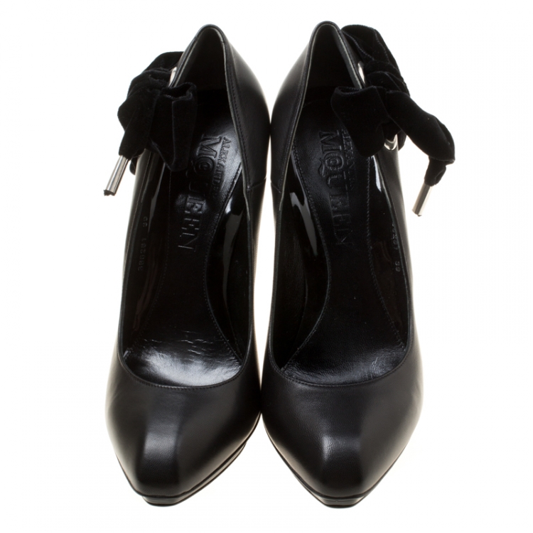 مملوكة مسبقًا Alexander McQueen Black Leather With Velvet Bow Platform Pumps Size 39