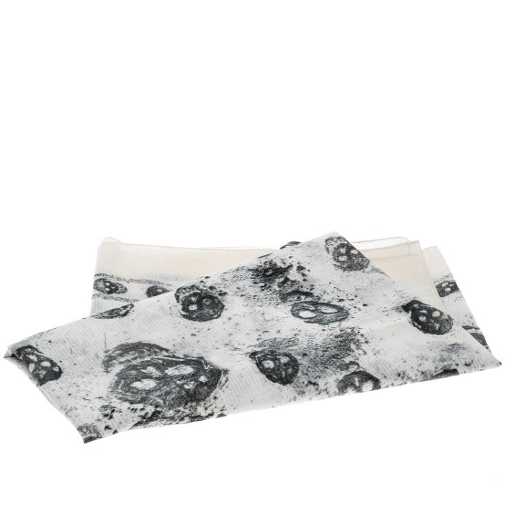 Pre Owned Alexander McQueen Off White Sprayed Skull Printed Cotton Scarf