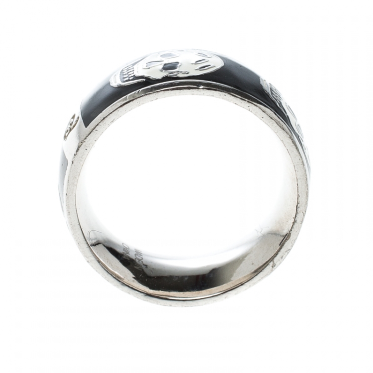 Pre Owned Alexander McQueen Black & White Enamel Skulls Silver Tone Band Ring Size 56