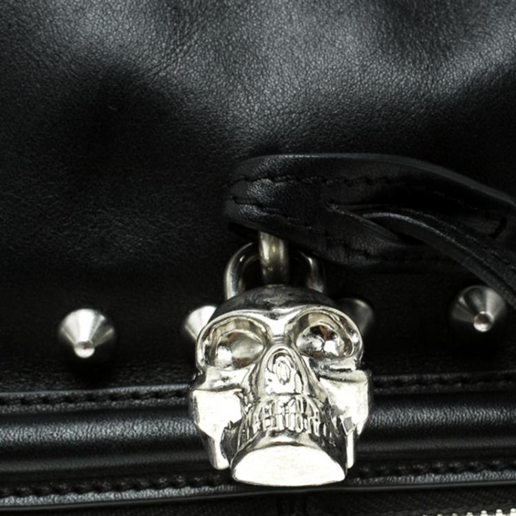 مملوكة مسبقًا Alexander McQueen Black Leather Studded Skull Padlock Fold Over Clutch
