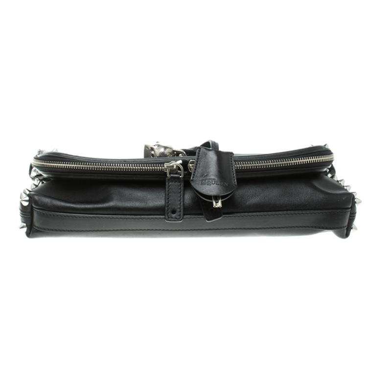 مملوكة مسبقًا Alexander McQueen Black Leather Studded Skull Padlock Fold Over Clutch