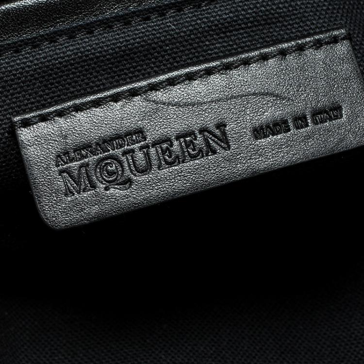 مملوكة مسبقًا Alexander McQueen Black Leather Studded Skull Padlock Fold Over Clutch