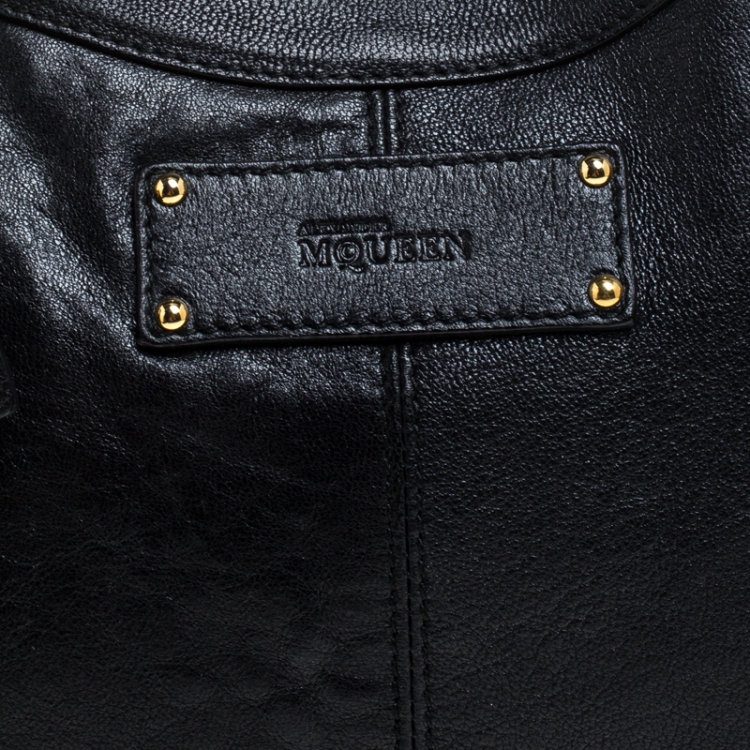 مملوكة مسبقًا Alexander McQueen Black Leather Medium De Manta Clutch