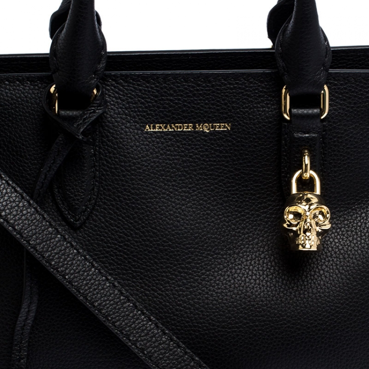مملوكة مسبقًا Alexander McQueen Black Leather Skull Padlock Tote