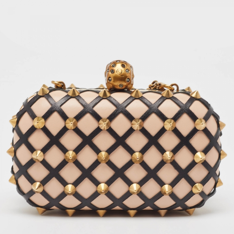 مملوكة مسبقًا Alexander McQueen Light Pink/Black Leather Rockstud Skull Crystals Box Chain Clutch
