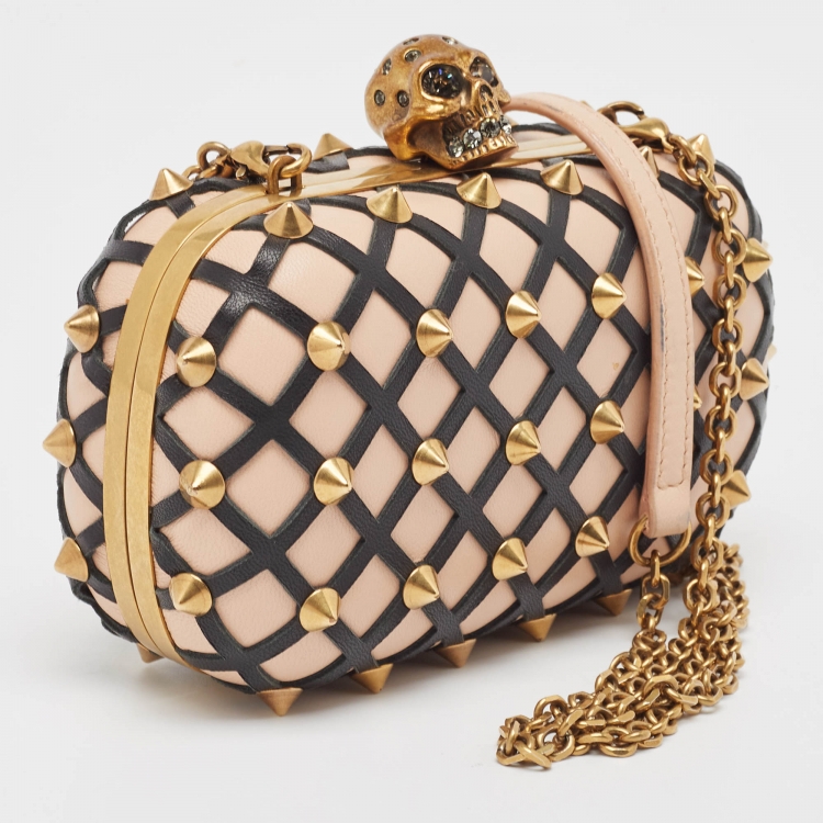 مملوكة مسبقًا Alexander McQueen Light Pink/Black Leather Rockstud Skull Crystals Box Chain Clutch