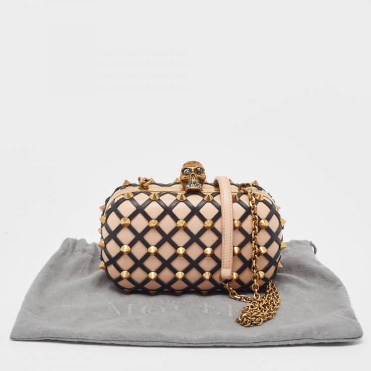 مملوكة مسبقًا Alexander McQueen Light Pink/Black Leather Rockstud Skull Crystals Box Chain Clutch