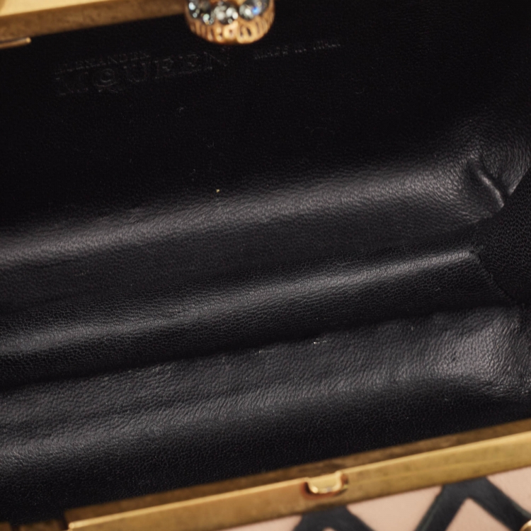 مملوكة مسبقًا Alexander McQueen Light Pink/Black Leather Rockstud Skull Crystals Box Chain Clutch