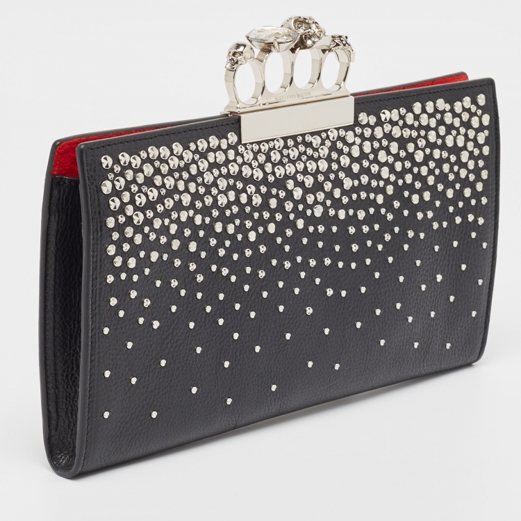 مملوكة مسبقًا Alexander McQueen Black Leather Studded Knuckle Flap Clutch