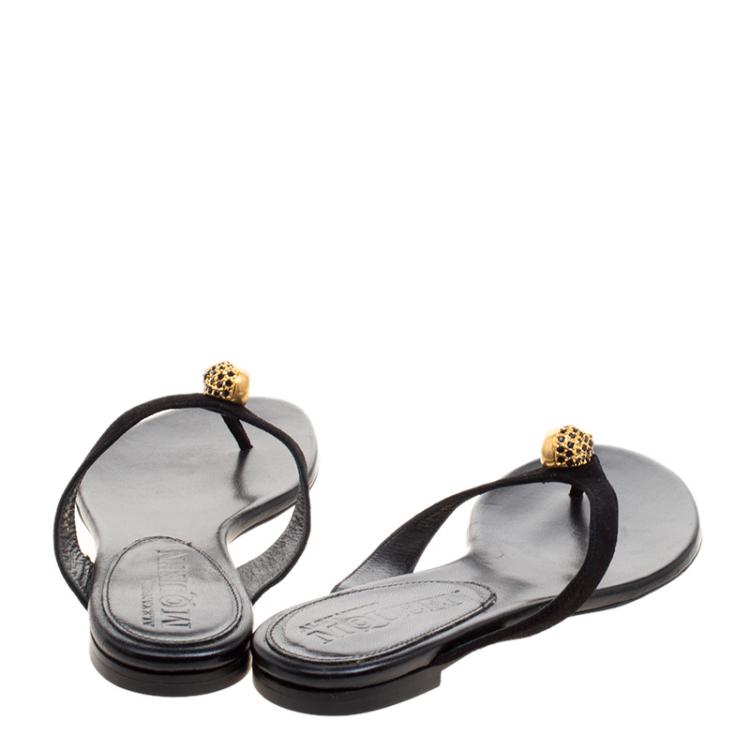 Pre Owned Alexander McQueen Black Suede Crystal Embellished Skull Flat Thong Sandals Size 35