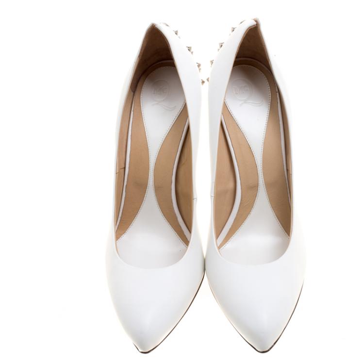 مملوكة مسبقًا Alexander McQueen White Leather Spike Trimmed Platform Pumps Size 39