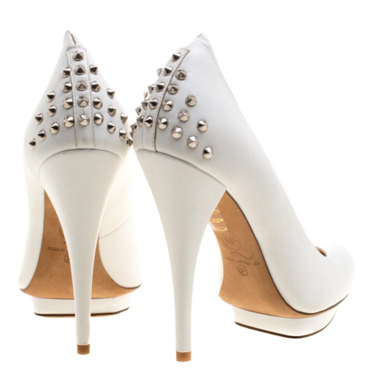 مملوكة مسبقًا Alexander McQueen White Leather Spike Trimmed Platform Pumps Size 39