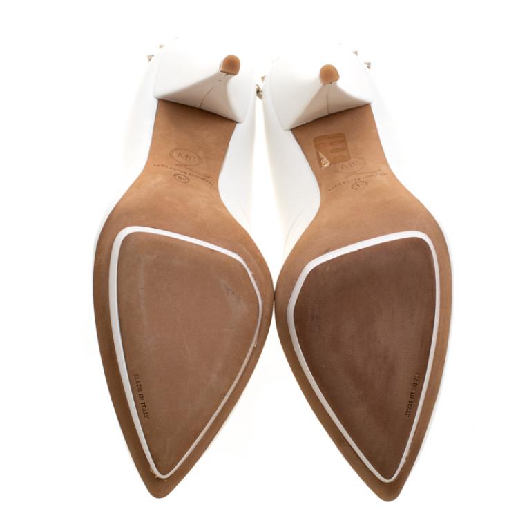مملوكة مسبقًا Alexander McQueen White Leather Spike Trimmed Platform Pumps Size 39