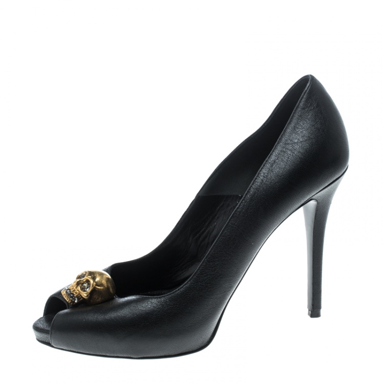 Pre Owned Alexander McQueen Black Leather Crystal Embellished Skull Detail Peep Toe Platform Pumps Size 38.5
