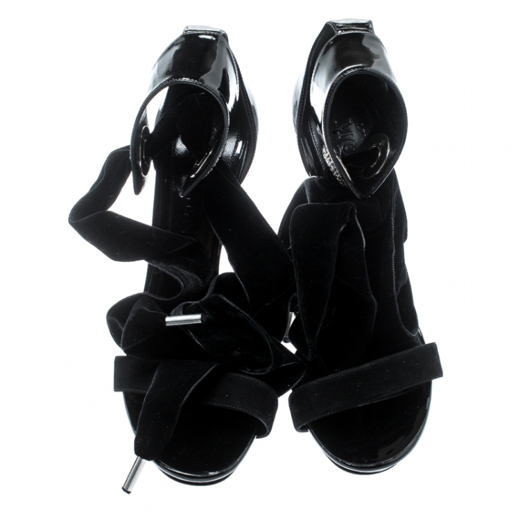 مملوكة مسبقًا Alexander McQueen Black Patent Leather And Suede Ankle Tie Open Toe Sandals Size 40