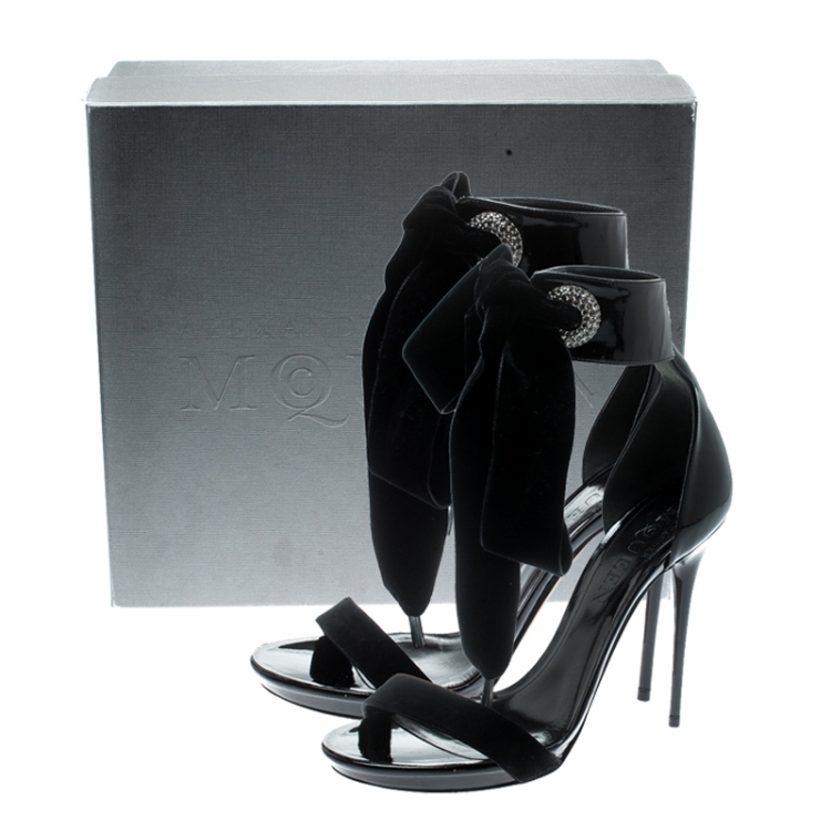مملوكة مسبقًا Alexander McQueen Black Patent Leather And Suede Ankle Tie Open Toe Sandals Size 40