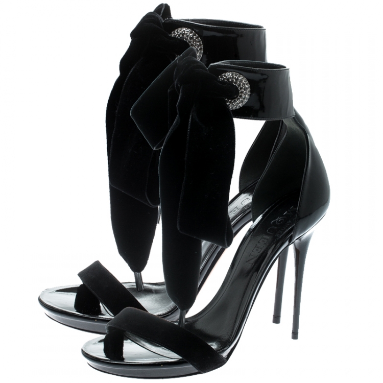 مملوكة مسبقًا Alexander McQueen Black Patent Leather And Suede Ankle Tie Open Toe Sandals Size 40