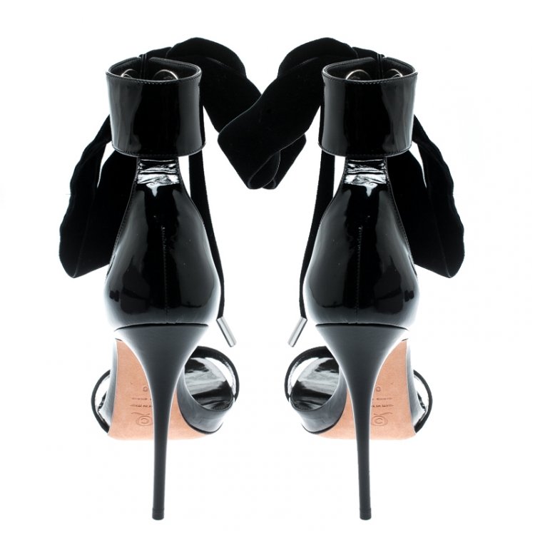 مملوكة مسبقًا Alexander McQueen Black Patent Leather And Suede Ankle Tie Open Toe Sandals Size 40