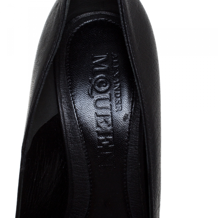 Pre Owned Alexander McQueen Black Leather Crystal Embellished Skull Detail Peep Toe Platform Pumps Size 38