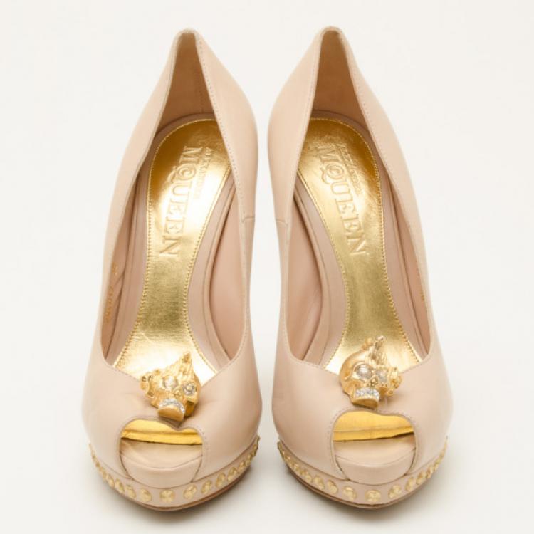 Pre Owned Alexander McQueen Beige and Gold Skull Pumps Size 38