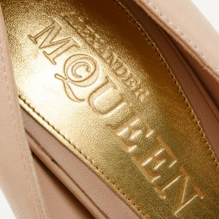 Pre Owned Alexander McQueen Beige and Gold Skull Pumps Size 38