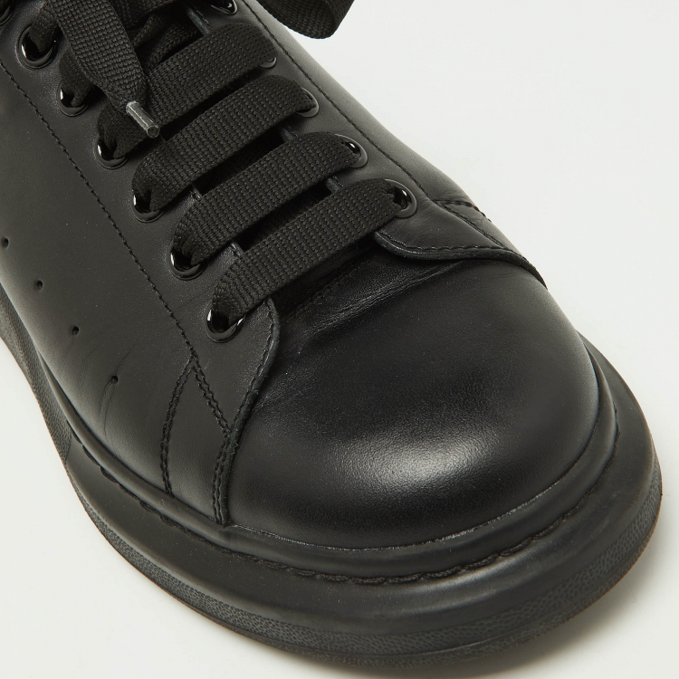 مملوكة مسبقًا Alexander McQueen Black Leather Oversized Low Top Sneakers Size 44.5
