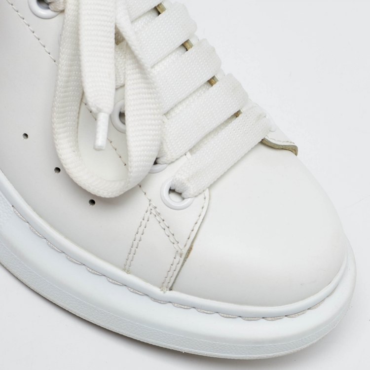 مملوكة مسبقًا Alexander McQueen White/Gold Leather Oversized Sneakers Size 37