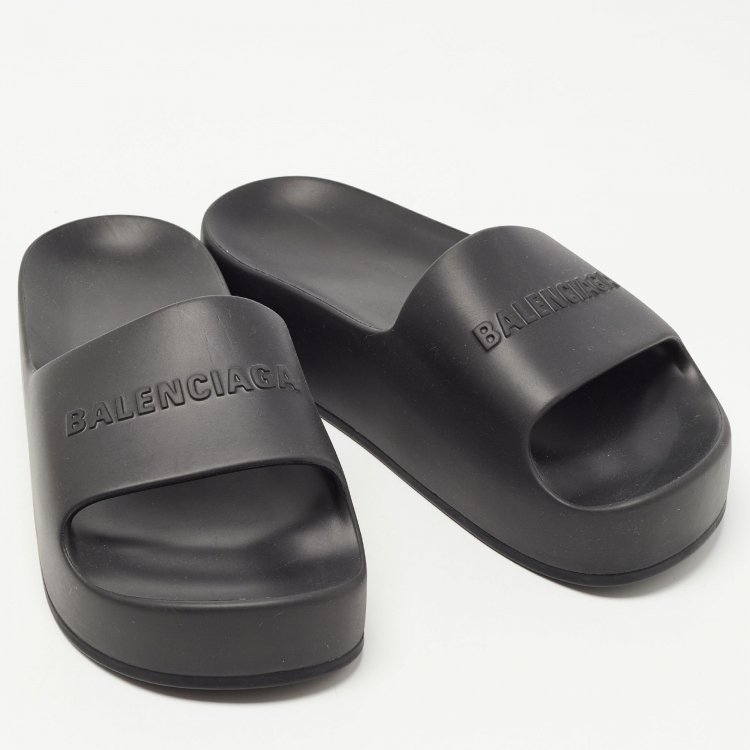 مملوكة مسبقًا Balenciaga Black Rubber Logo Pool Slides Size 38