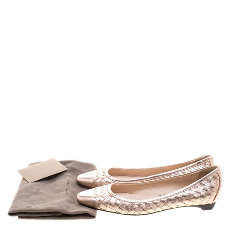 مملوكة مسبقًا Bottega Veneta Metallic Gold Intrecciato Leather Ballet Flats Size 36