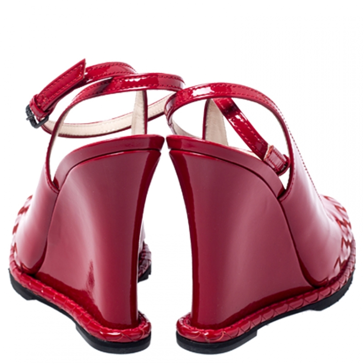 Pre Owned  Bottega Veneta Red Intrecciato Patent Leather Wedge Slingback Sandals Size 39