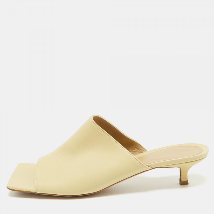 مملوكة مسبقًا Bottega Veneta Beige Leather Stretch Slide Sandals Size 40