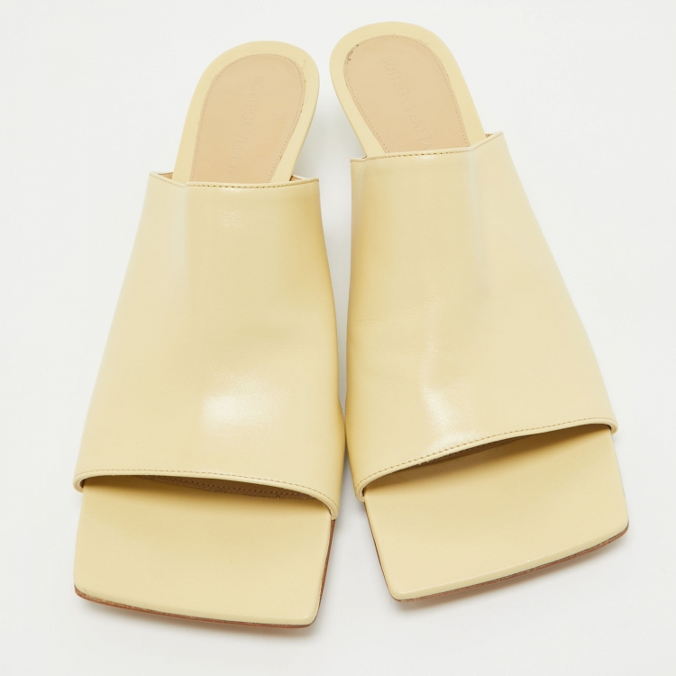 مملوكة مسبقًا Bottega Veneta Beige Leather Stretch Slide Sandals Size 40