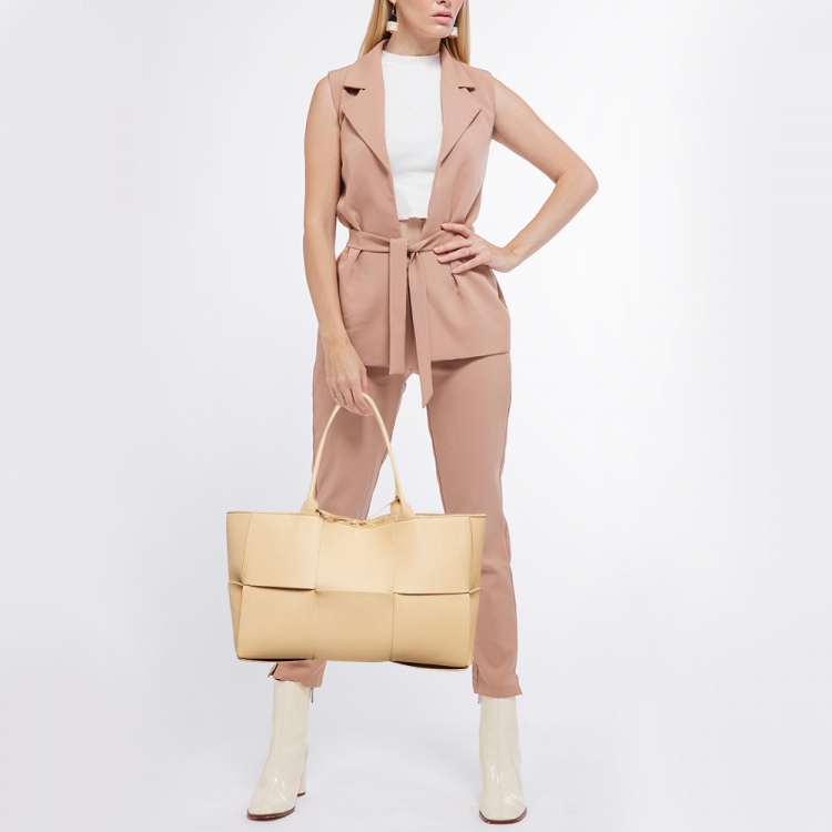 Pre Owned Bottega Veneta Beige Intreccio Leather Medium Arco Tote